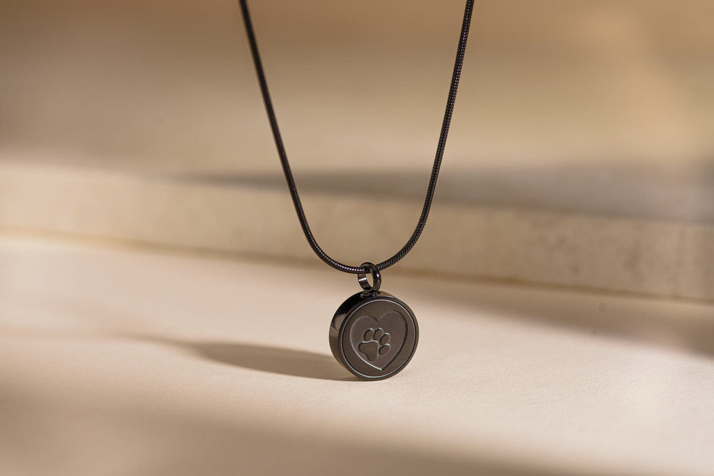 Collier d’Urne pour Animaux – Patte | Acier Inoxydable | Bijou Commémoratif | Noir